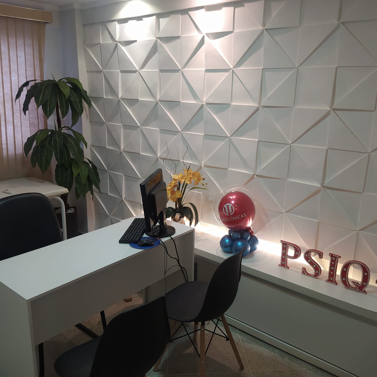 Recepção da Clínica PSIQ com painel decorativo